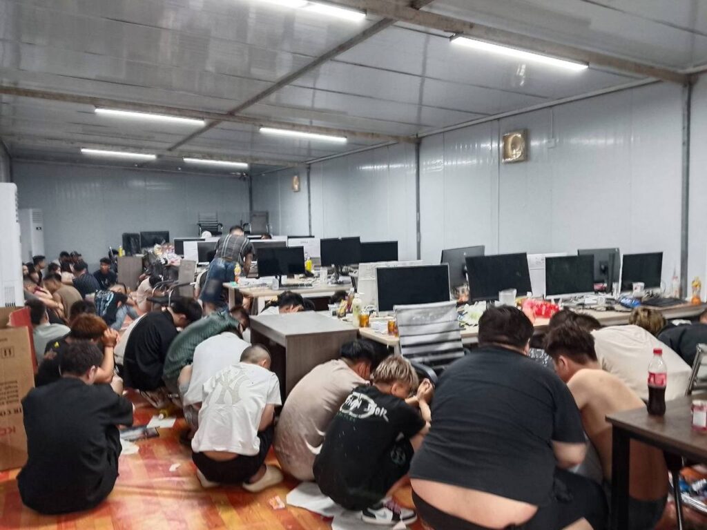 老挝万象公安总局警方在万象市塔銮努亚村抓获88名诈骗团伙成员-百家乐策略-百家乐论坛